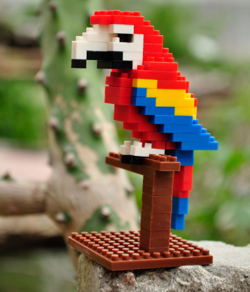 Wisehawk Scarlet Macaw